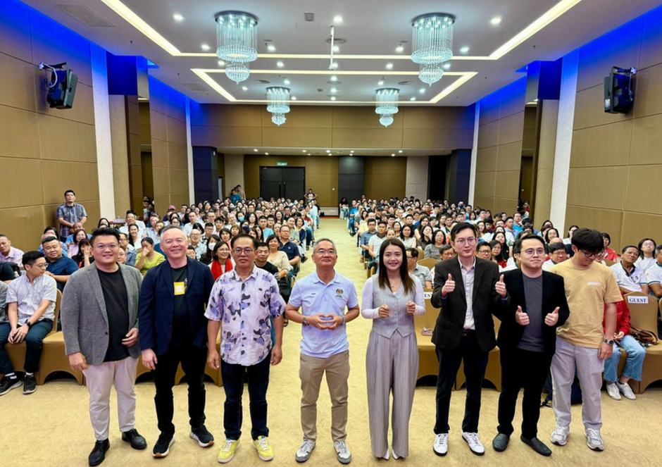 Full hall of participants at a Kenny Lee training session
