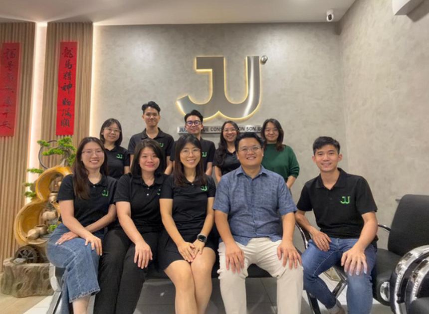Kenny Lee with a corporate team after an in-house training session